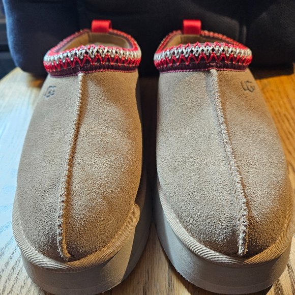 Like New - UGG Tazz Womens Platform  Size 9 - Picture 3 of 10